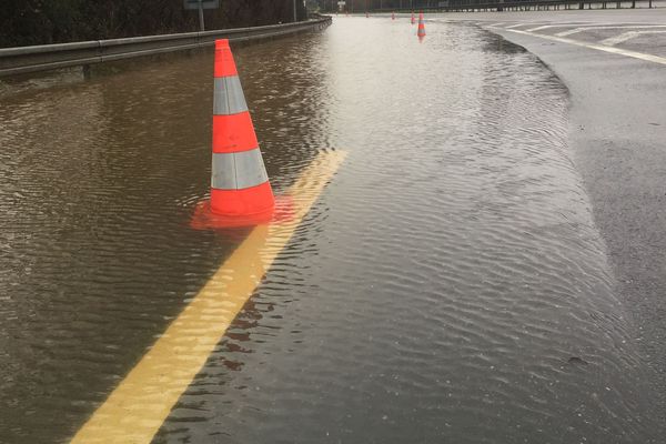 Comme souvent en cas de fortes précipitations, le périphériquenantais  était inondé ce week-end au niveau de la porte de Gèsvres