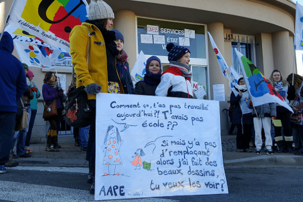 Manifestants devant l'inspection académique de Guéret