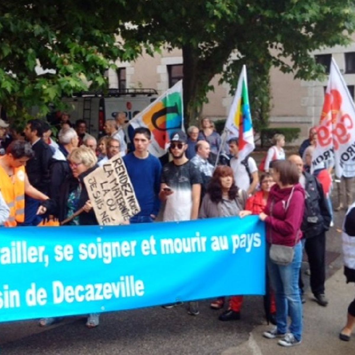 Rodez Le Collectif Pour La Reouverture De La Maternite De Decazeville Manifeste Devant L Ars