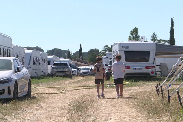 Des familles de la communauté évangélique sont installées depuis dimanche avec plus de 200 caravanes sur un terrain privé sans autorisation à Aix-en-Provence.