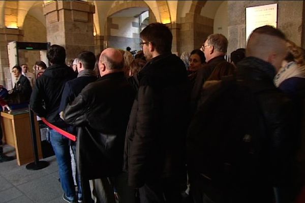 La file d'attente devant les portiques au Parlement de Bretagne