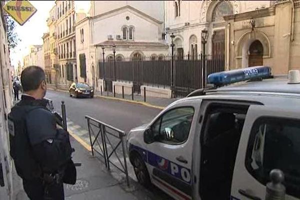 Devant la synagogue de Marseille