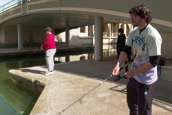 Lattes (Hérault) - la tendance du street fishing fait des émules sur les bord du Lez en aval de Montpellier - mai 2023.