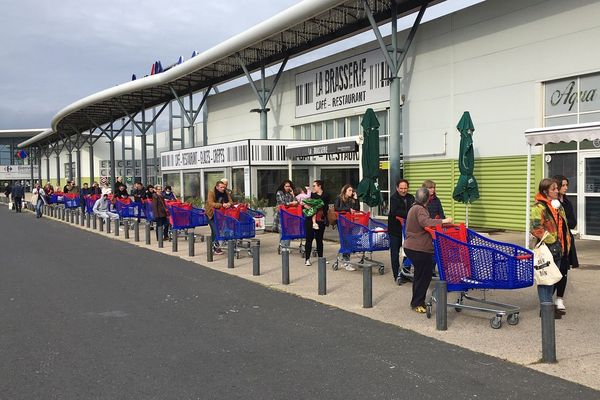 Beaucoup de chariots ce lundi 16 mars devant un supermarché du Crès.