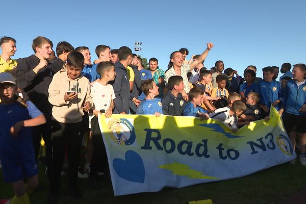 La joie des supporter après la fin du match : en route pour la nationale 3 !