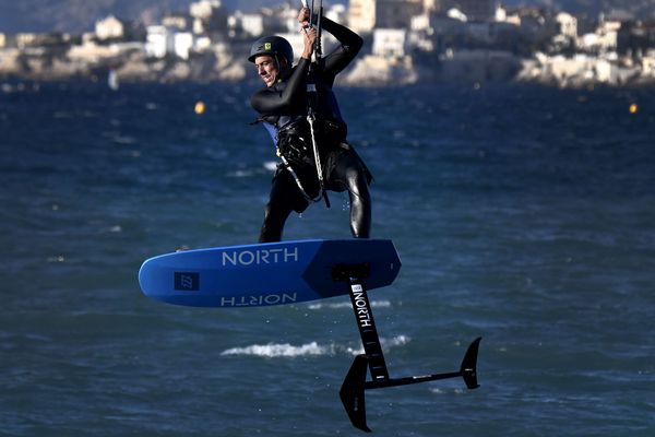 Grâce aux foils, les planches volent au dessus des flots.