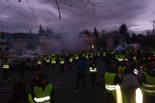 Devant la préfecture de la Haute-Loire, au Puy-en-Velay, la tension monte en alors que la nuit tombe progressivement ce 8 décembre. Des petits feux sont allumés devant le bâtiment par des manifestants, et les forces de l'ordre font usage de gaz lacrymogènes.