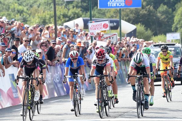 Eugenia Bujak (à gauche) gagne le Grand Prix de Plouay 2016 devant Elana Cecchini et Joëlle Numainville