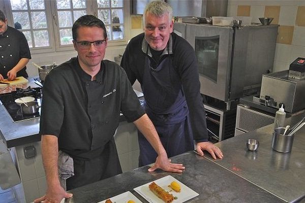 Alexandre Cane dévoile à Martial Codet-Boisse sa recette de bûche croustillante de banane à l'orientale