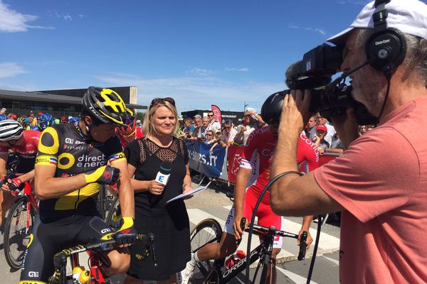 Patricia Périn et Philippe Travers, aux côtés de Sylvain Chavanel et de Nacer Bouhanni avant le départ de la première étape du TPC 2017 à Bressuire