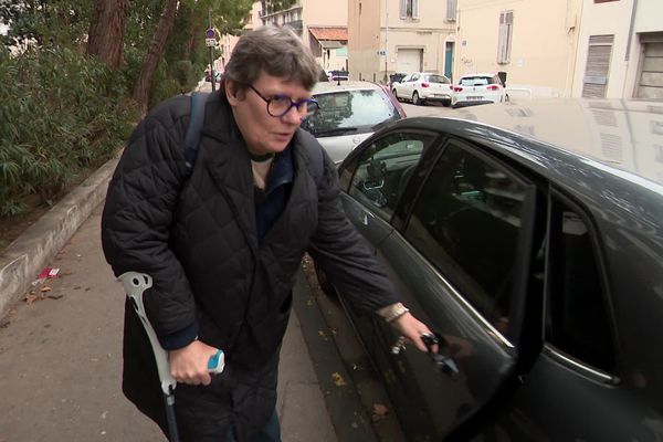 Nicole redoute de devoir prochainement dormir dans sa voiture, elle se retrouve dans une grande précarité.