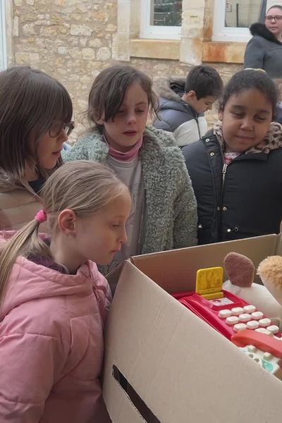 Des écoliers de Negronde collectent leurs jouets inutilisés pour les Restos du Cœur, permettant à des bénévoles de préparer 1 100 colis de Noël pour des familles en difficulté.