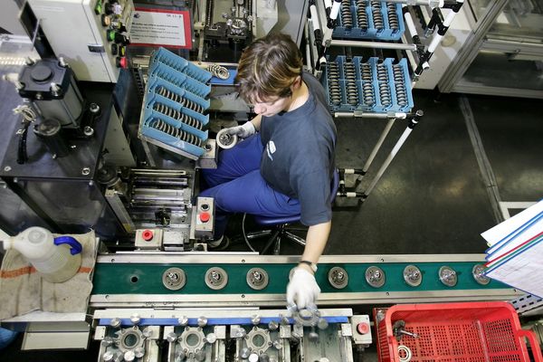 Ligne de production dans l'usine Sanden de Tinteniac en Ille-et-Vilaine