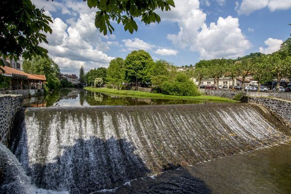 La rivière Jordanne (Cantal) a connu un épisode de pollution, pour l'heure inexpliqué.