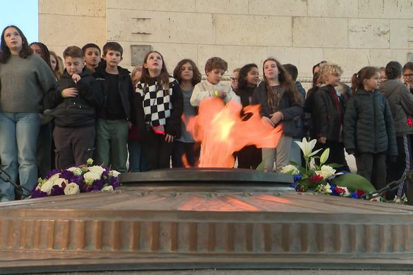 Les élèves ont ravivé la flamme du soldat inconnu.