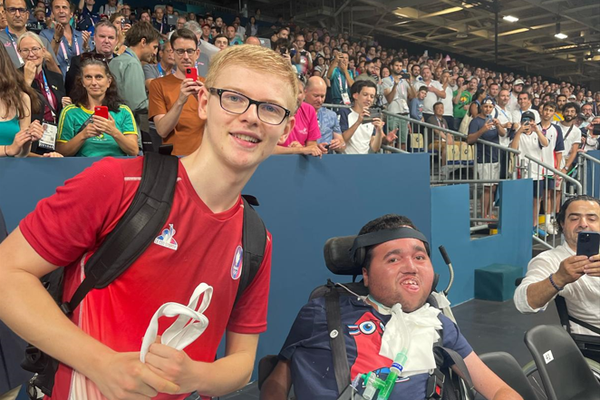 Charles Milian aux côtés du médaillé de bronze du tennis de table et originaire de Montpellier, Félix Lebrun - août 2024.