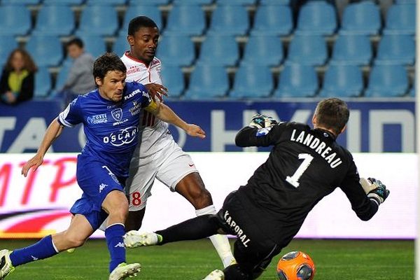 Salomon Kalou (en blanc) face à son ancien gardien, aujourd'hui Bastiais, Michaël Landreau