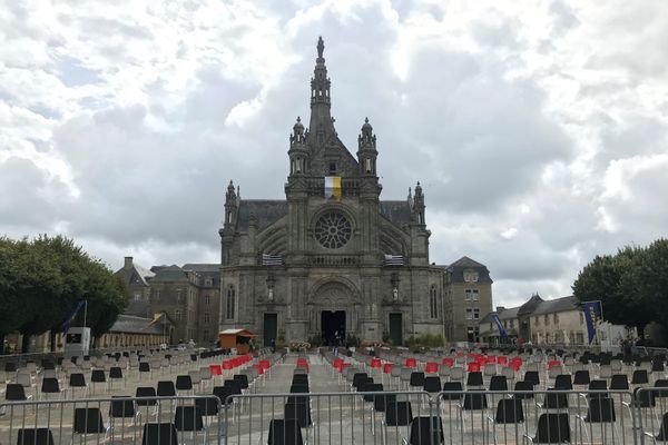 Ce matin, les chaises installées à l'extérieur de la basilique pour suivre les offices sont restées inoccupées.