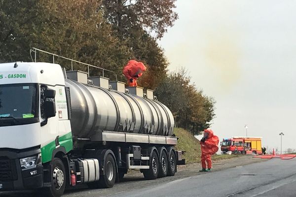 Un produit chimique s'est échappé du véhicule sous forme de fumée orange.