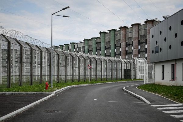 La prison de Fleury-Mérogis située à 30 km au sud de Paris dans l'Essonne.