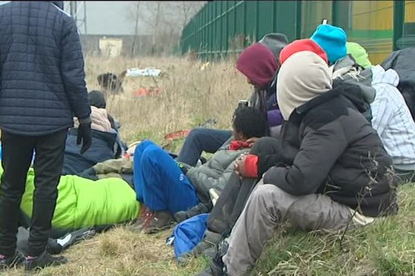 Ils se sont installés tant bien que mal sur ce terrain à l'abandon. 