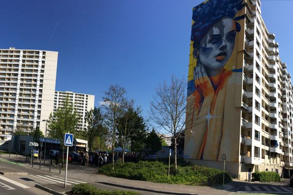 L'artiste espagnol Durone a réalisé une fresque haute de 38 mètres sur la tranche d'une barre d'immeuble, rue Mathias-Grünewald à Mulhouse.