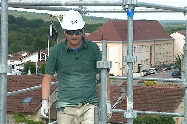 Treize jeunes de "l'association du Vieux-Châtel" restaurent une forteresse médiévale