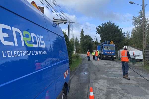 Intervention des techniciens d'Enedis sur une ligne endommagée, photo d'illustration