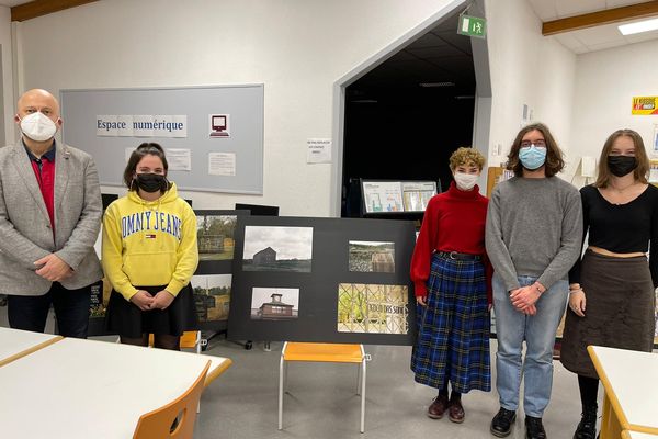 De gauche à droite: Dimitri Vouzelle, professeur d'histoire-géograpghie au lycée Charles de Gaulle de Dijon et ses élèves de terminale: Elsa Grandgérard; Charlotte Poux; Jennifer Jeppesen et Mylan Marinozzi.