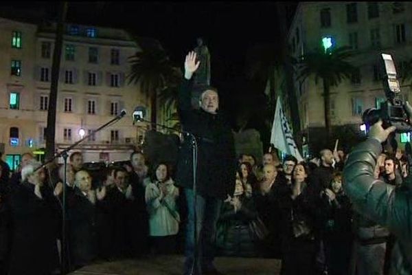 Laurent Marcangeli, dimanche soir, après avoir prononcé un discours devant la mairie d'Ajaccio.