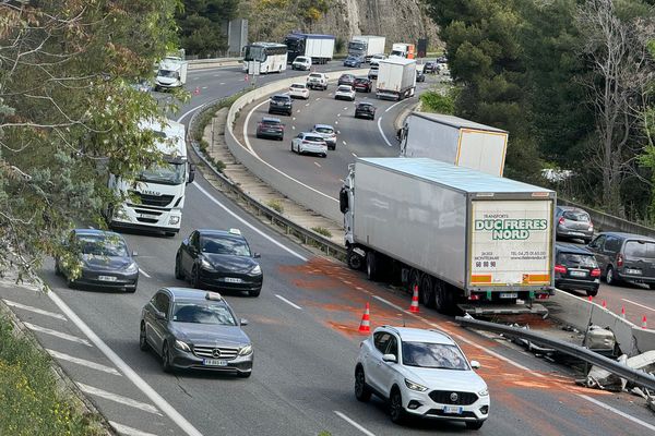 Gros accident sur l'autoroute A8 ce 10 avril : un poids lourd sur le terre-plein central a causé de gros bouchons.