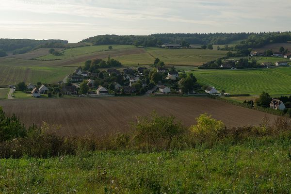 Au Mesnil-Milon, dans l'Eure, les nuages bas matinaux feront vite place à un soleil dominateur.