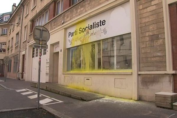 Le siège de la fédération du Calvados du Parti Socialiste peinturlurée en jaune