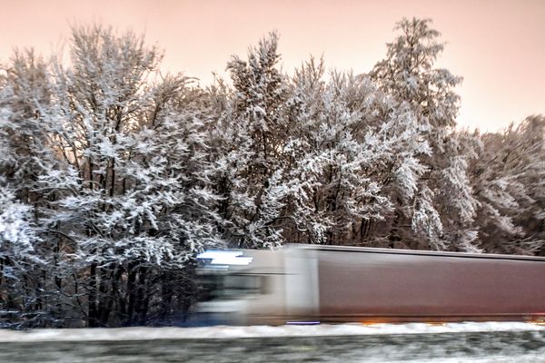 Illustration. Suite aux récentes chutes de neige, quatre tronçons d'axes routiers en Isère ont été fermés à la circulation des poids lourds de plus de 7,5 tonnes, à partir de ce mardi 7 décembre au soir.