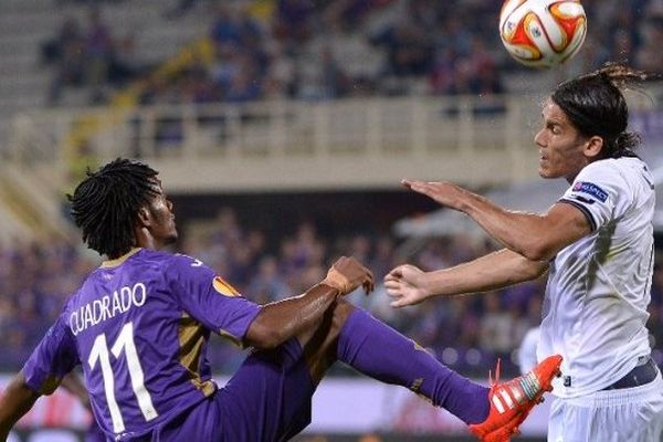 le défenseur Guingampais Dorian Leveque avec le milieu de terrain de la Fiorentina, le Colombien Bello Juan Guillermo Cuadrado 