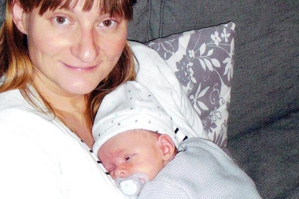 Emilie s'est suicidée le 3 février 2019 en sautant du 5ème étage de son immeuble avec son fils. Son bébé à survécu