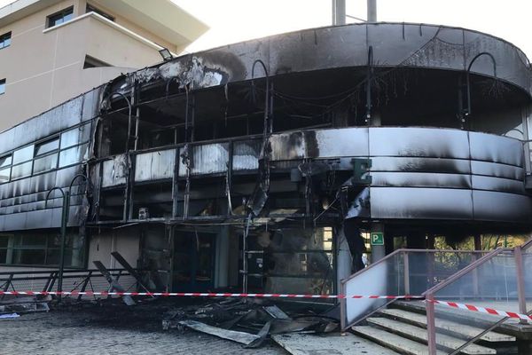 La mairie de Villefontaine après l'incendie, vendredi 17 avril 2020.