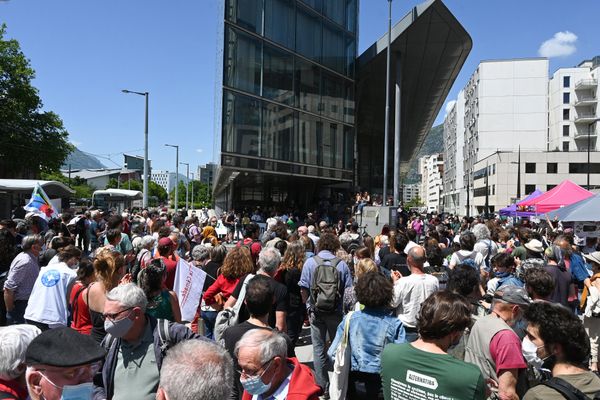 Des manifestants se sont regroupés devant l'entrée du palais de justice de Grenoble le 27 mai 2021 lors du procès de sept militants mis en cause pour avoir favorisé l'entrée sur le territoire d'une vingtaine de migrants.