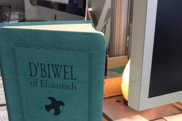 D’Biwel uf Elsässisch : la bible en alsacien est disponible en librairie ce mercredi 16 novembre