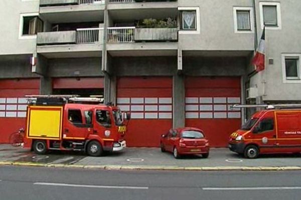 Le jeune femme a été poignardée devant la caserne des pompiers du centre ville de Grenoble