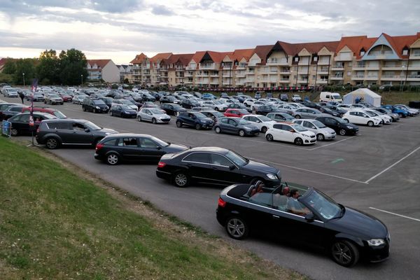 À Cucq, les spectateurs étaient au rendez-vous pour le cinéma en drive-in, avant les concerts organisés sur le même modèle.