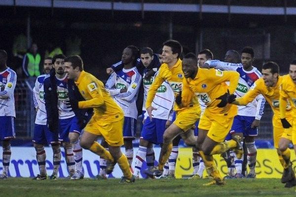 L'équipe d'Epinal exulte après la séquence des tirs aux buts devant une équipe lyonnaise médusée.    