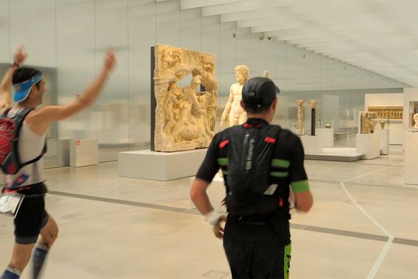 Les participants ont traversé la Galerie du Temps du Louvre-Lens. 