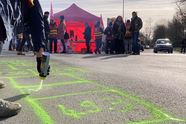 La contestation contre la réforme des retraites se poursuit en Limousin. Ici, c'est le centre de tri de Guéret qui est bloqué par les manifestants