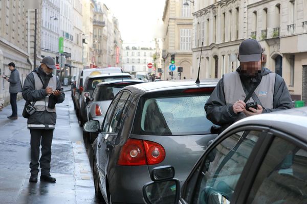 Des agents verbalisateurs, à Paris (image d'illustration).