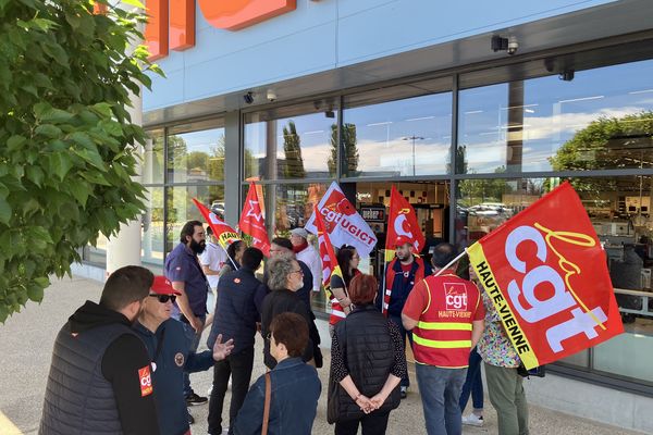 Une dizaine de salariés de Boulanger à Limoges ont débrayé, dans l'après-midi de ce jeudi 9 mai, pour dénoncer le licenciement qu'ils considèrent comme abusif d'un de leur camarade.