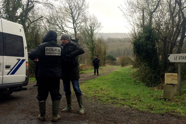 Lors de la 1e reconstitution de l'affaire Troadec à la ferme d'Hubert Caouissin à Pont-de-Buis dans le Finistère, le 12 mars 2019