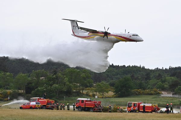 Un feu de forêt s'est déclenché à Mirabeau, commune dans le Vaucluse, ce mercredi 15 mars.