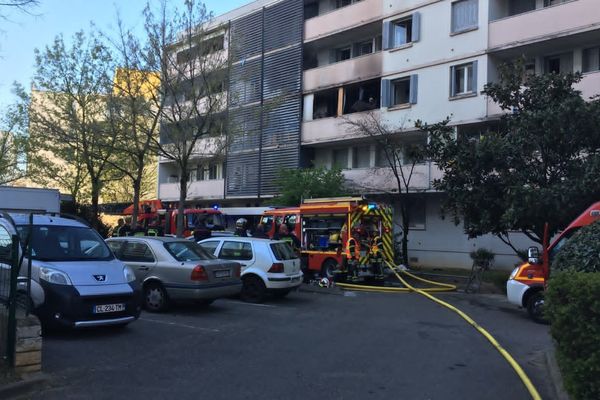 Le feu a fait un blessé grave et une vingtaine de personnes incommodées, dimanche 28 mars au matin.