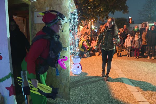 La commune de Guidel dans le Morbihan a créé un calendrier de l'Avent humain. Chaque soir de décembre, des comédiens sortent des boîtes pour un spectacle d'improvisation.